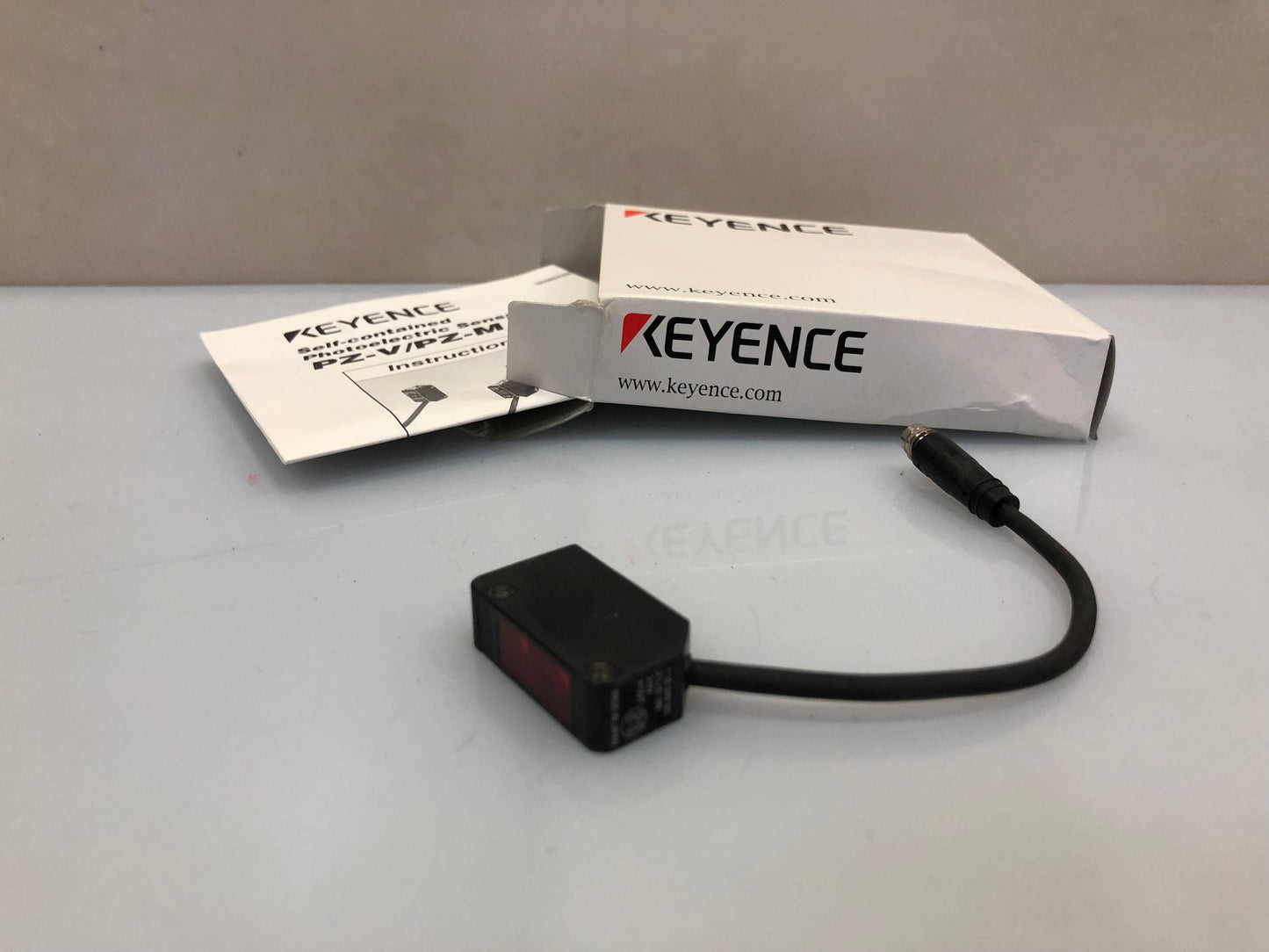 Keyence PZ-V12P Photoelectric Sensor – PNP Output, Compact Design