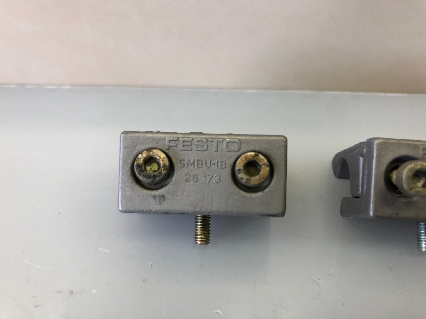 2x Festo SMBU-1-B 36173 Sensor Mounting Kit
