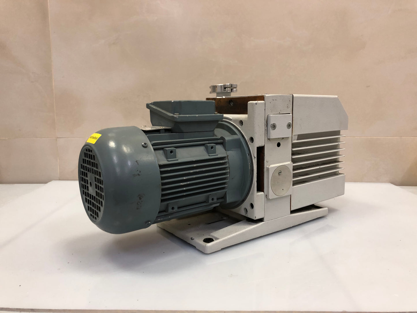 Leybold TRIVAC D16B Rotary Vane Vacuum Pump – Model 11266 / 20900332540