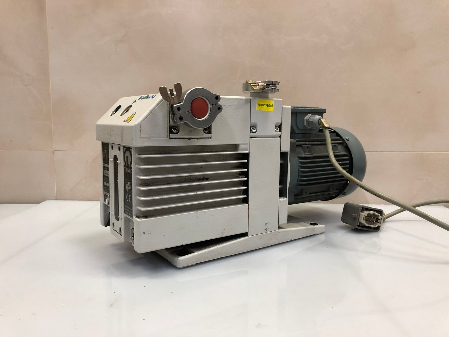 Leybold TRIVAC D16B Rotary Vane Vacuum Pump – Model 11266 / 20900332540