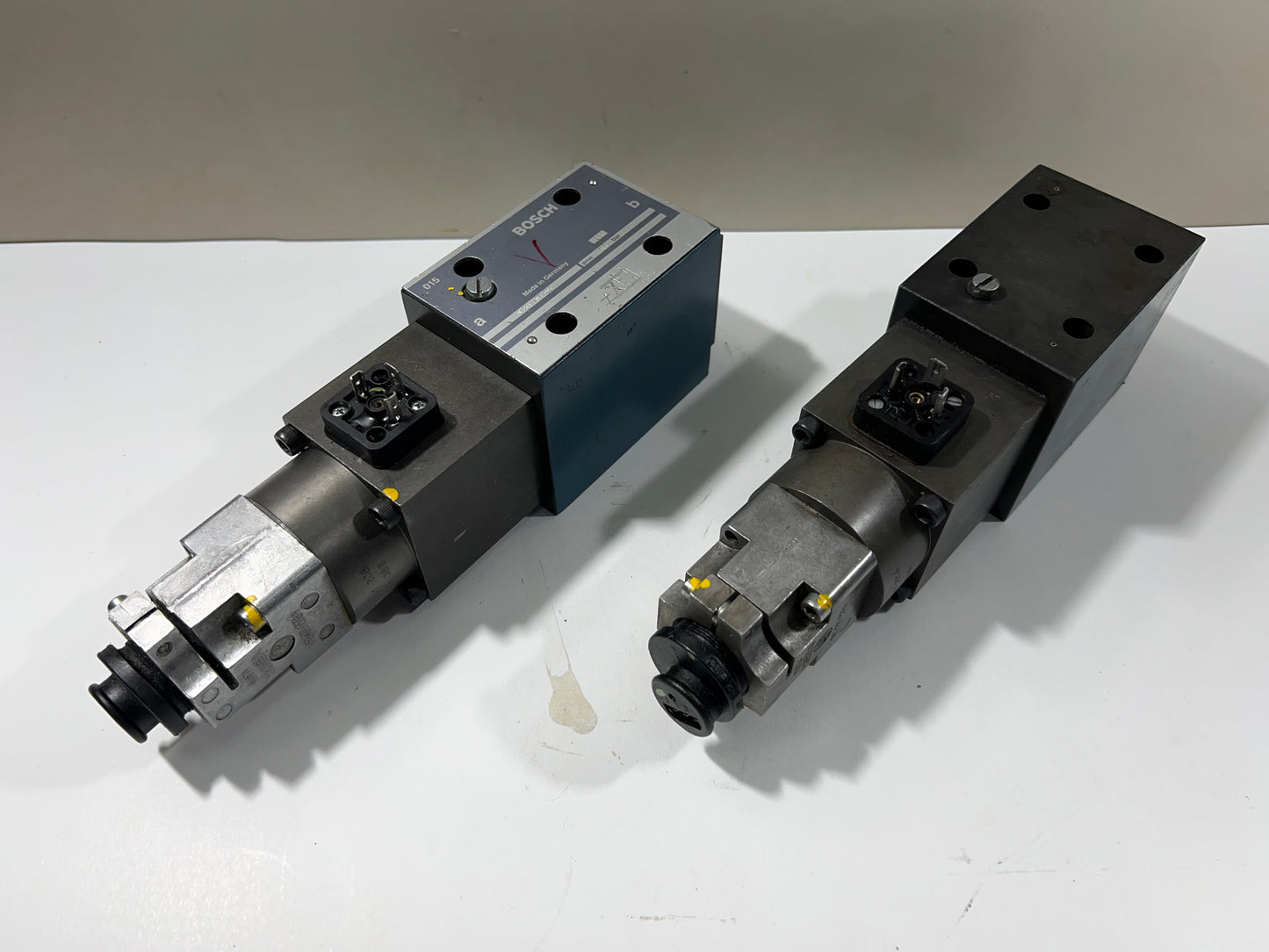1x BOSCH Servo Proportional Valve 0 811 403 001