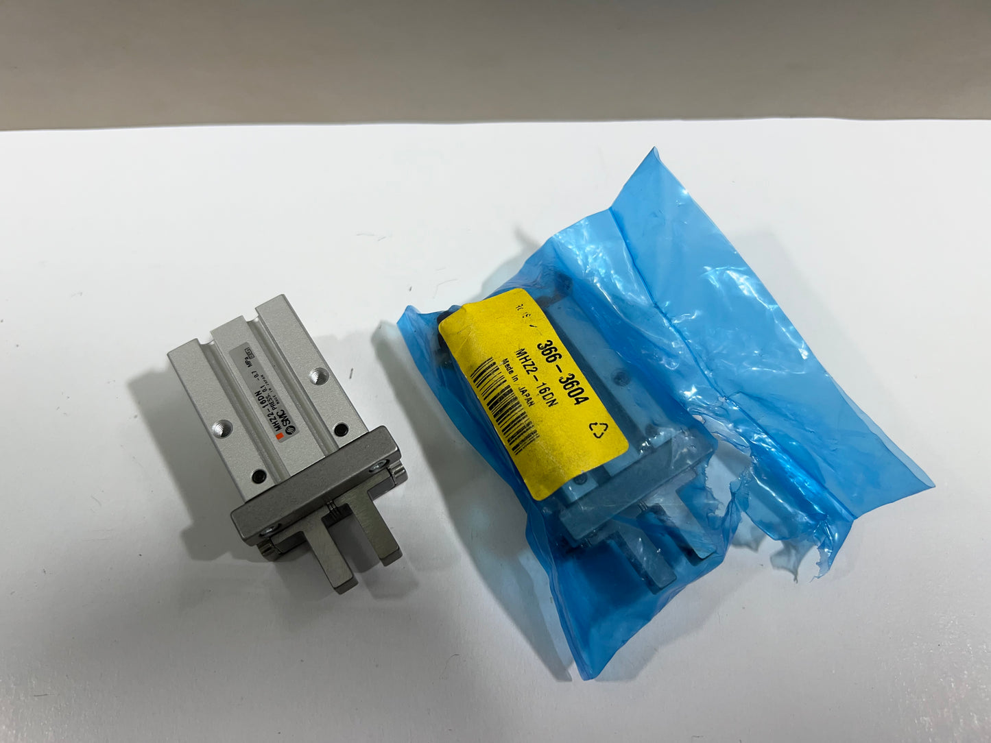 1x SMC MHZ2-16DN Parallel Style Air Gripper – New