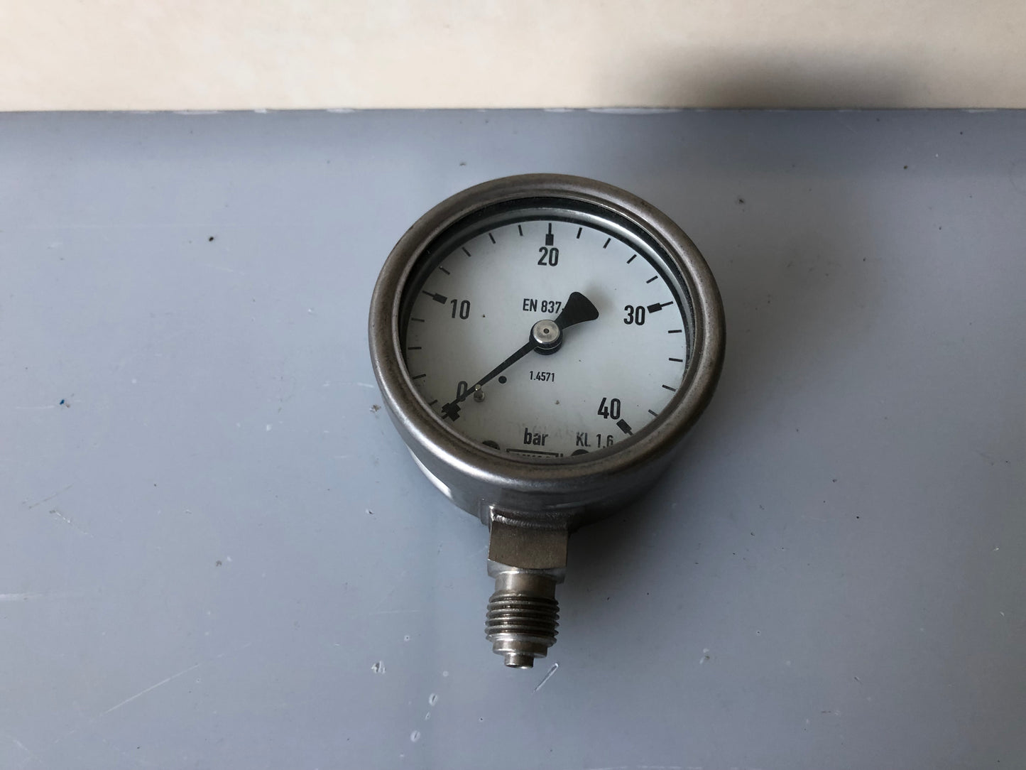 WIKA KL 1.6 Pressure Gauge 0–40 Bar – Side Mount, Analog Dial