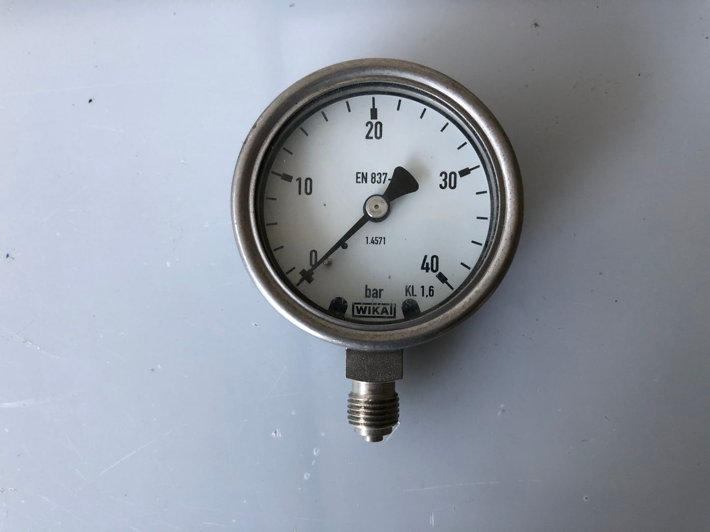 WIKA KL 1.6 Pressure Gauge 0–40 Bar – Side Mount, Analog Dial