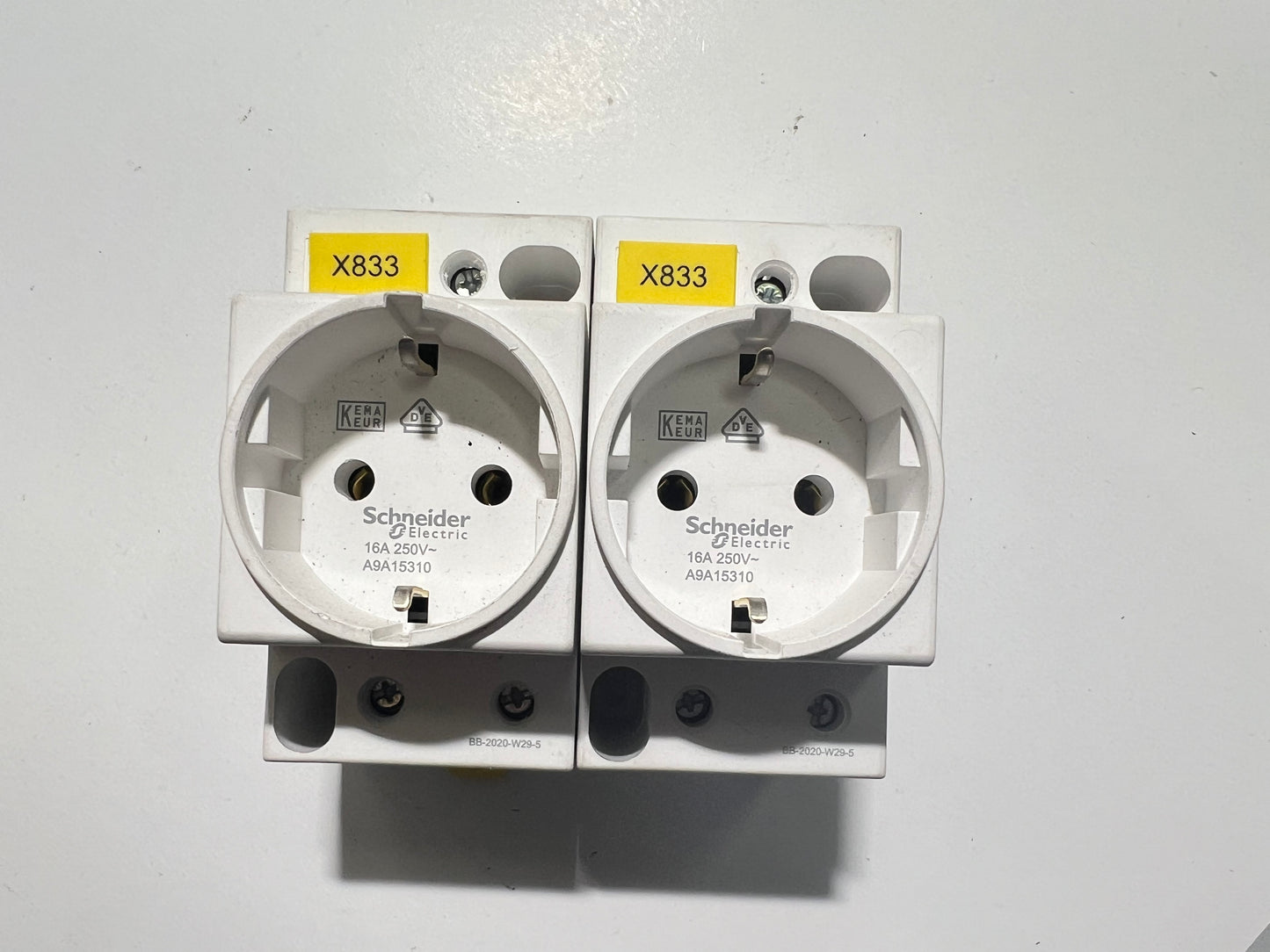 1x Schneider Electric A9A15310 Socket 16A 250V