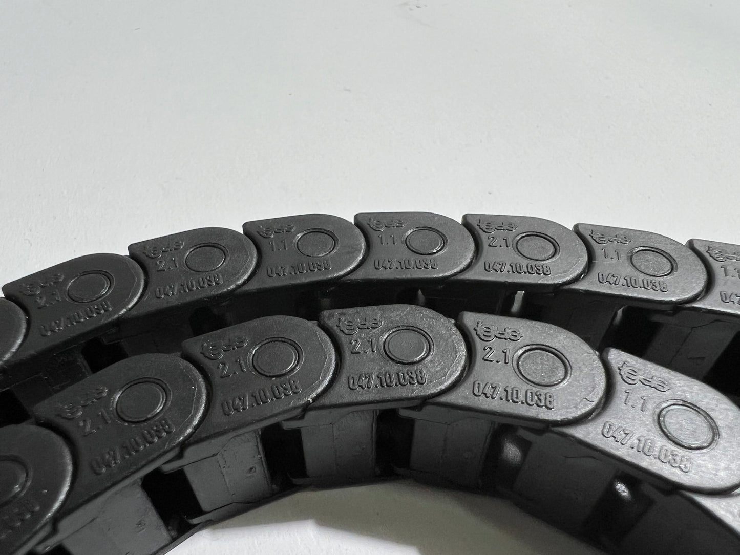 Igus 047.10.038 Energy Chain Cable Carrier – Lot of 37 Pieces