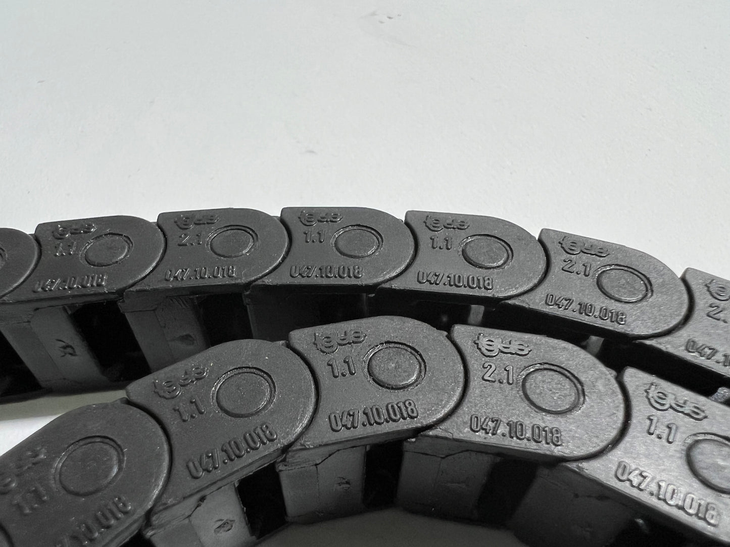 Igus 047.10.018 Energy Chain Cable Carrier – Lot of 35pcs