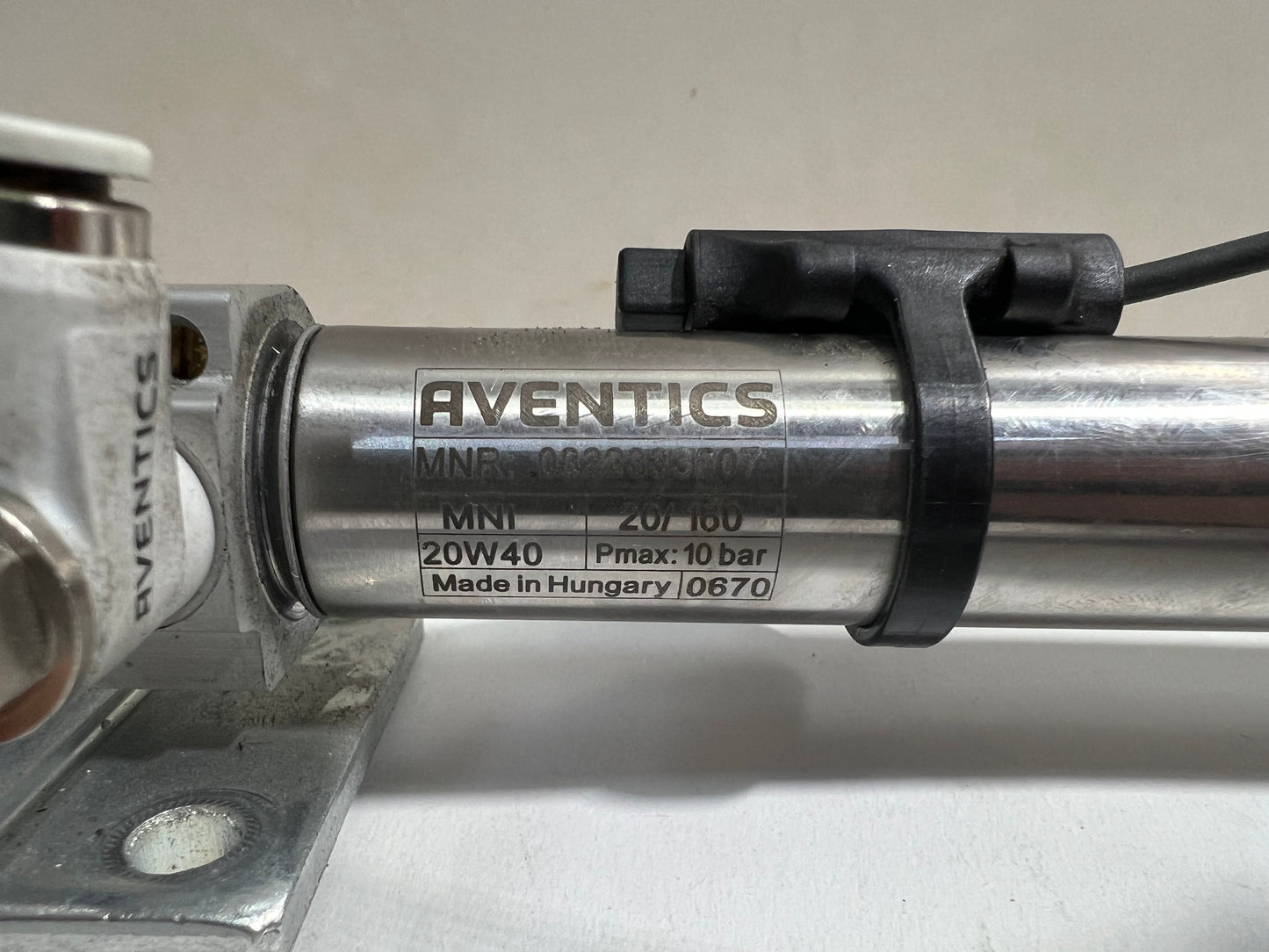 Aventics Pneumatic Cylinder 0822333507 10Bar with Sensor & 0.5m Cable