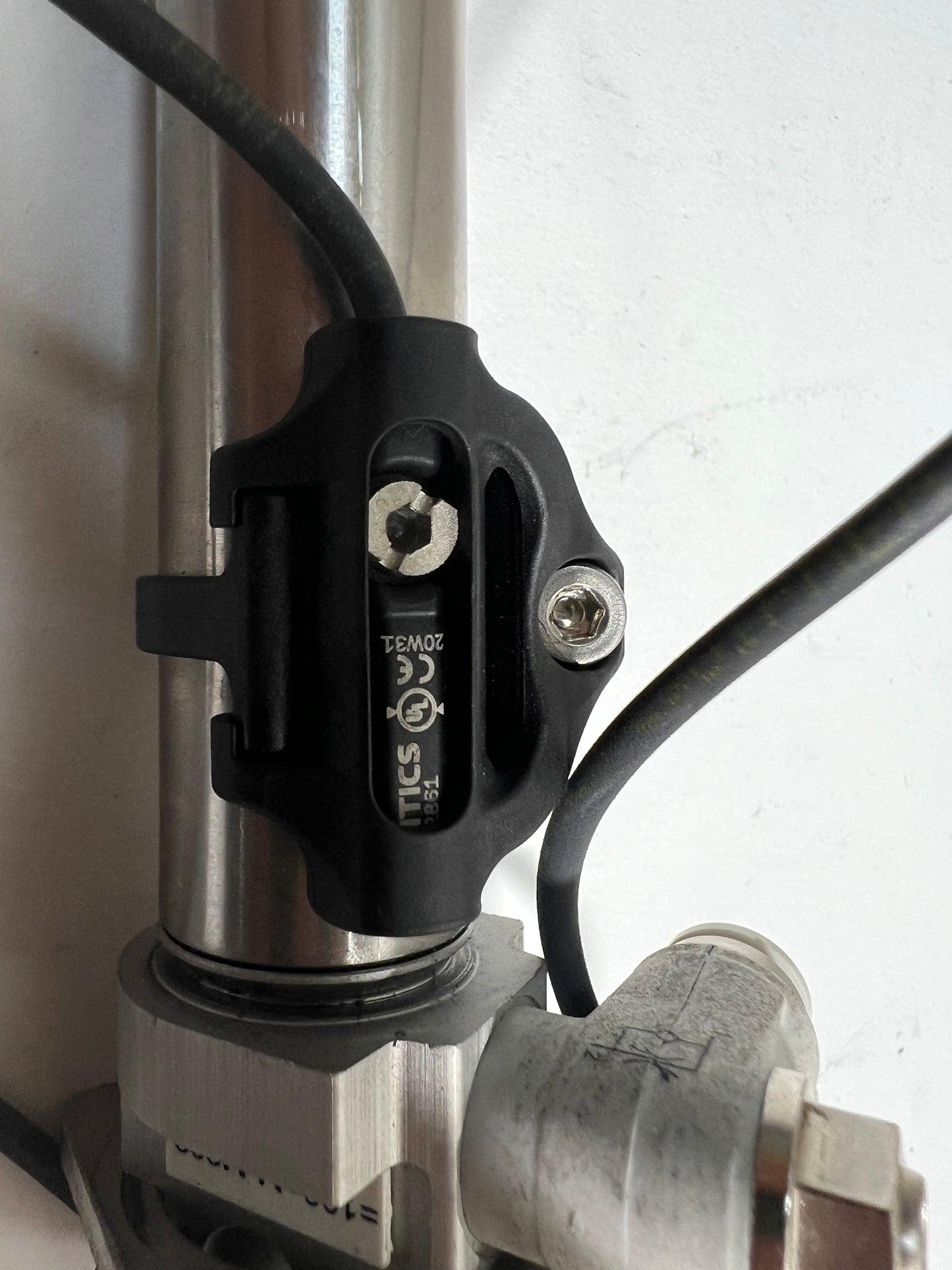 1x Aventics Pneumatic Cylinder 0822333508 10Bar with Sensor & 2m Cable