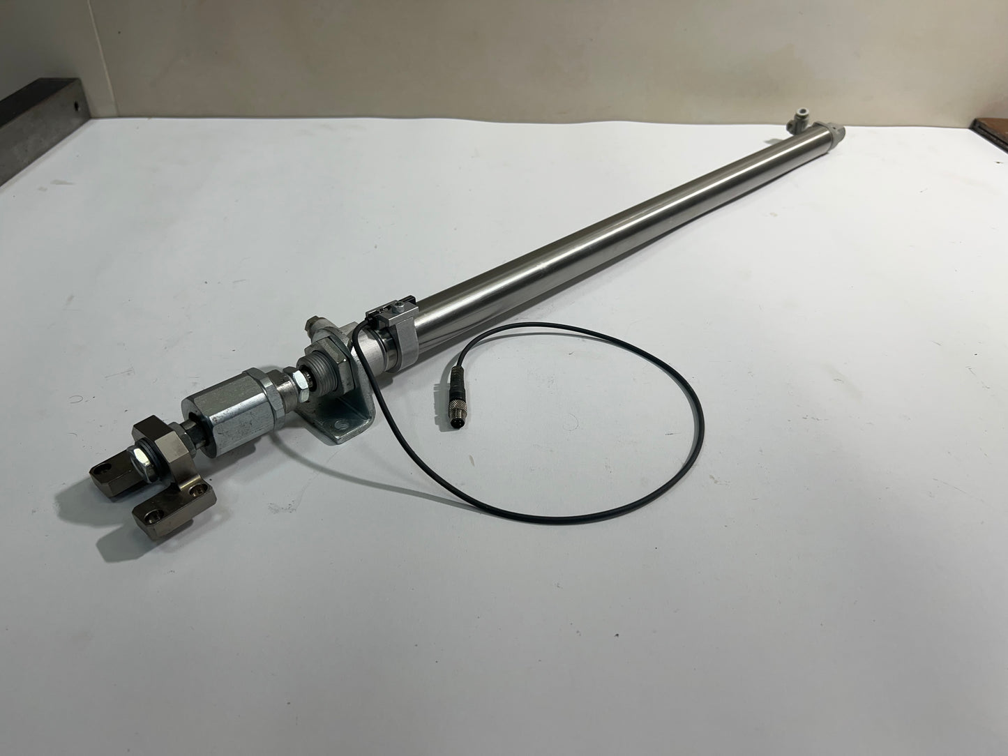 1x Aventics 0822334512 Pneumatic Cylinder 10Bar with Sensor R412022861