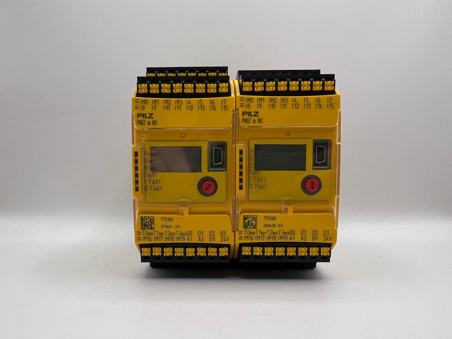 1x Pilz 772100 PNOZ m B0 Programmable Safety Relay Module