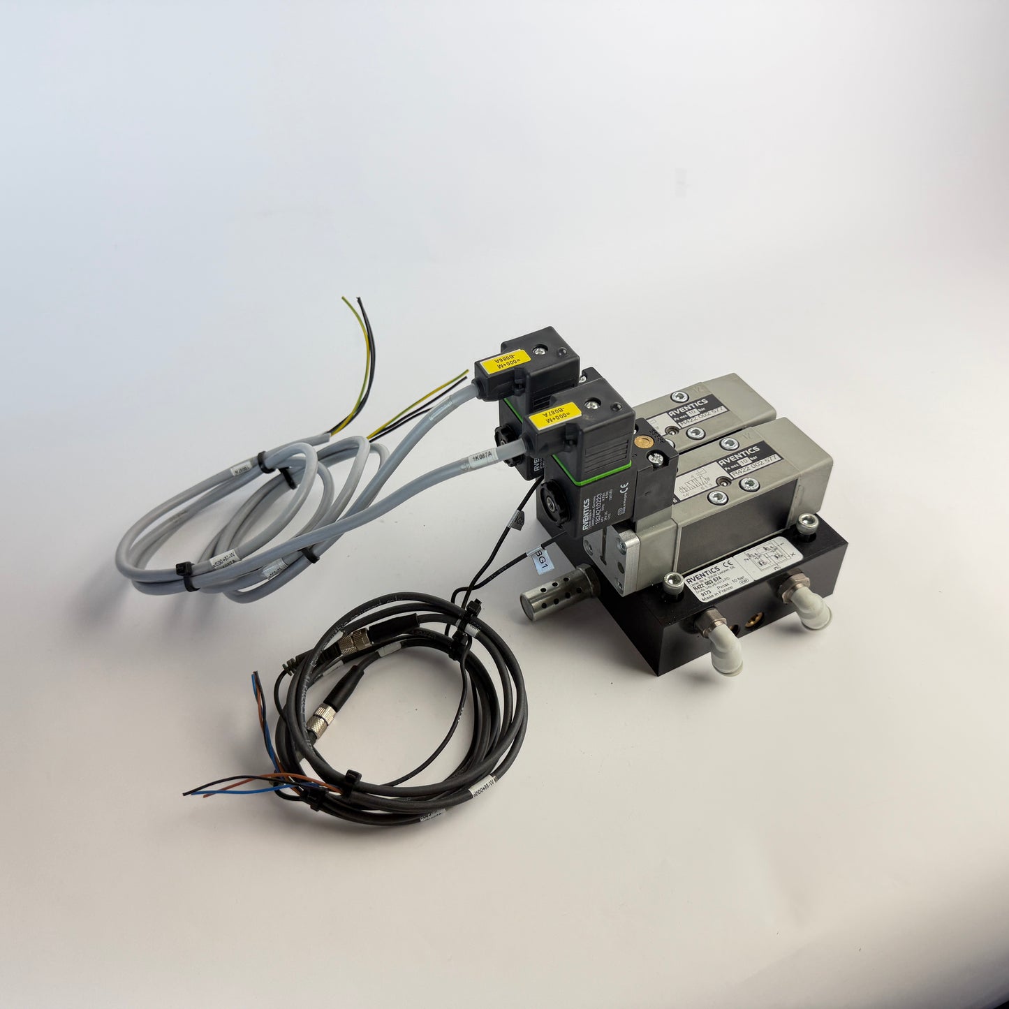 AVENTICS Dual 5/2 Directional Valve R422 002 577 w/ Island R422 003 624 Sensors Coils