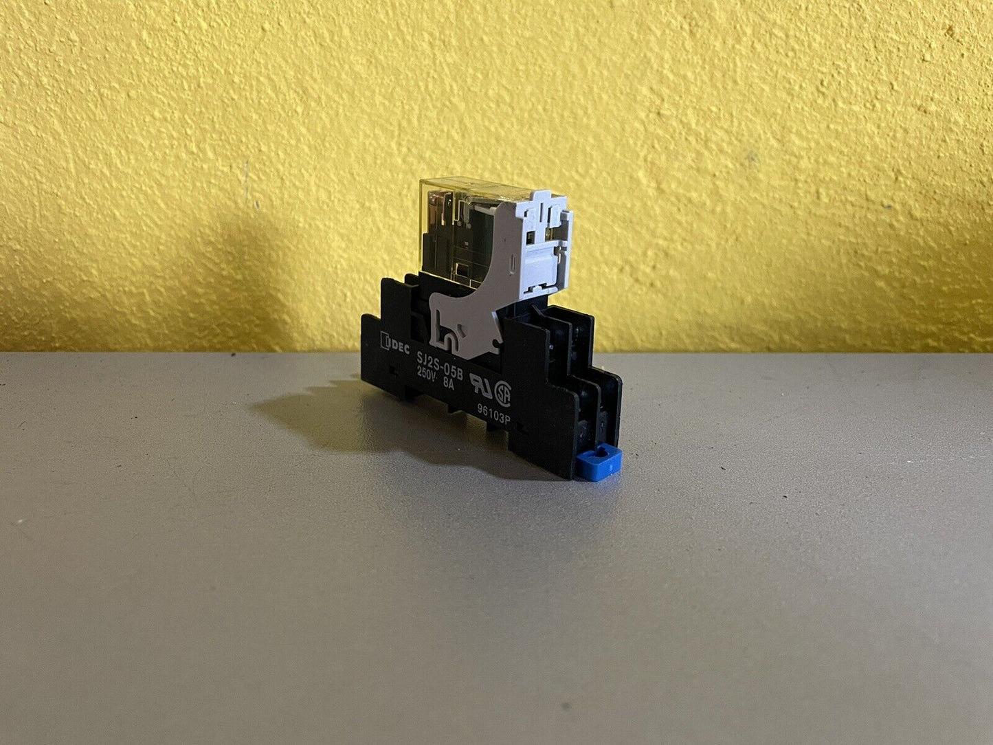 Lot of 5 Idec sj2s-05b Relay Socket, 250v, 8a