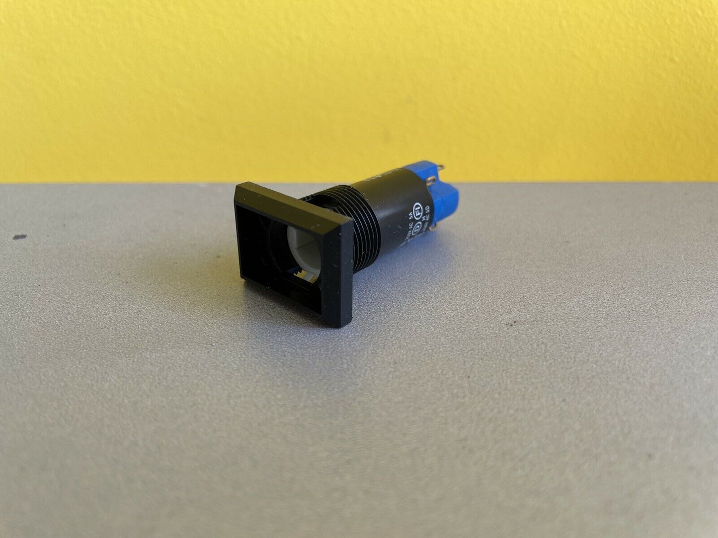 1x EAO 01-121.025 Momentary 1 Pole DPST Illuminated Switch Pushbutton Switch
