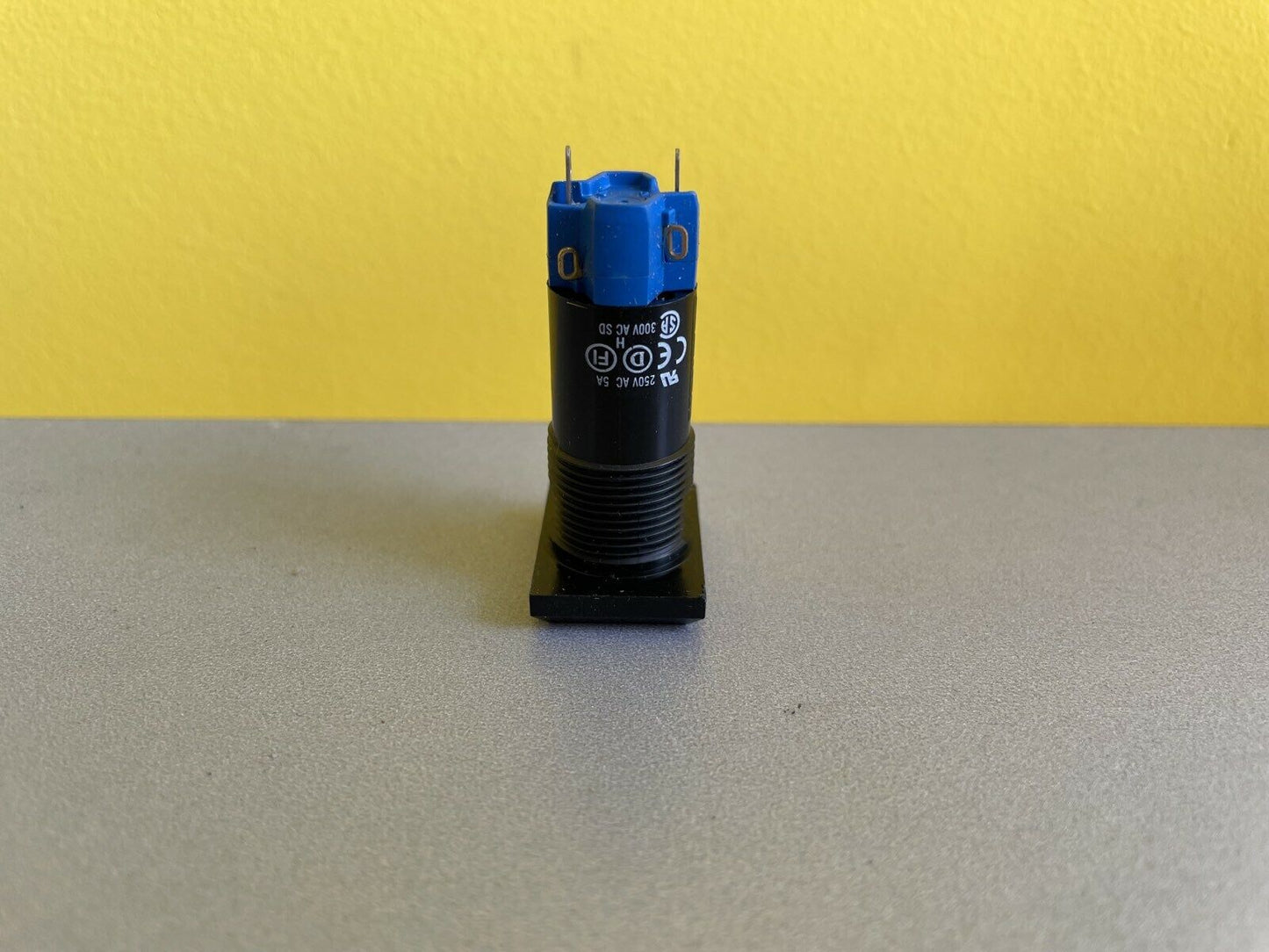 1x EAO 01-121.025 Momentary 1 Pole DPST Illuminated Switch Pushbutton Switch