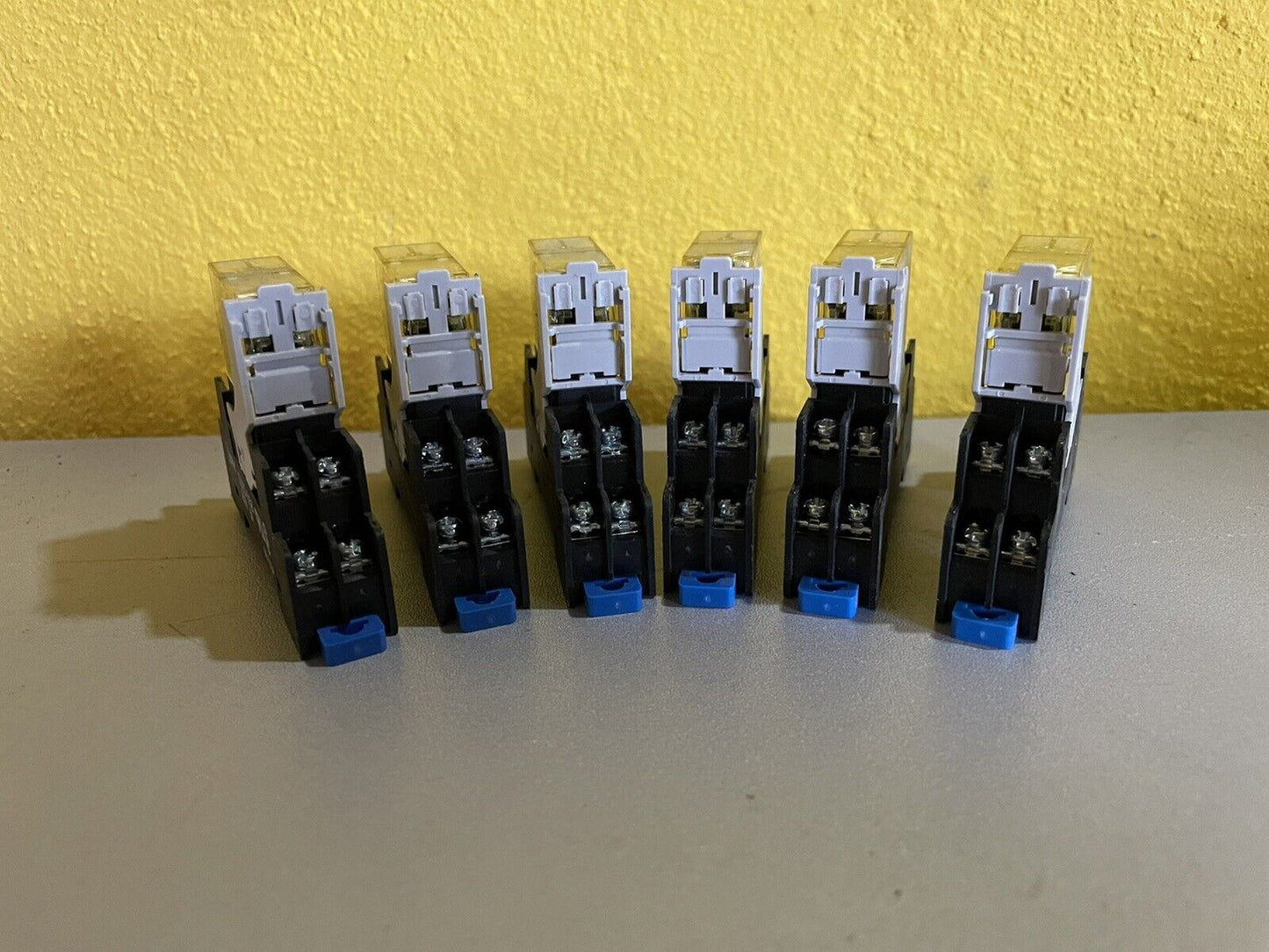 Lot of 5 Idec sj2s-05b Relay Socket, 250v, 8a