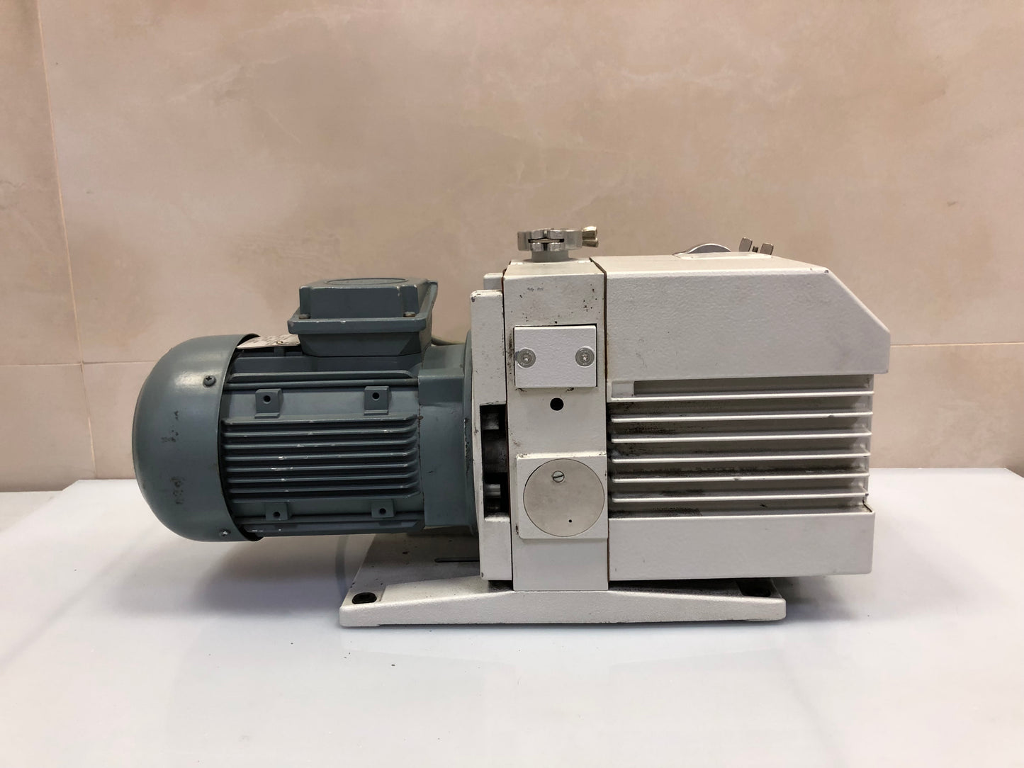 Leybold TRIVAC D16B 11266 20900332540 Rotary Vane Vacuum Pump