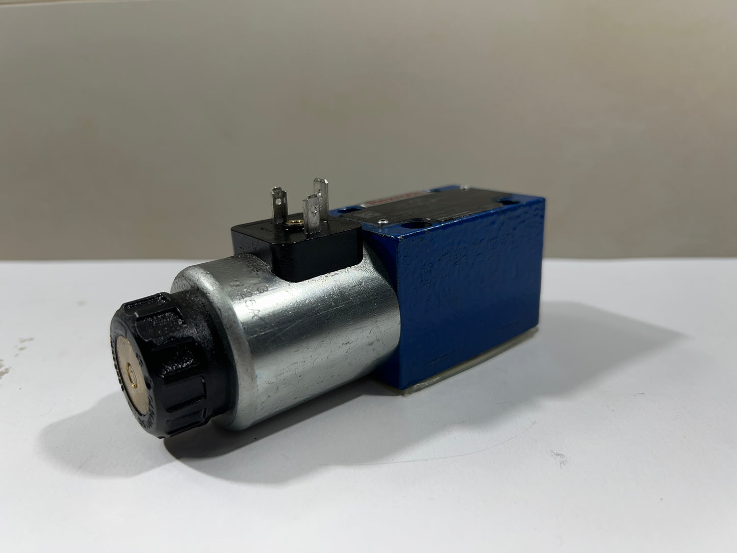 Rexroth R983030813 Bosch Directional Control Solenoid Valve 4WE6D62/EG24N9K4