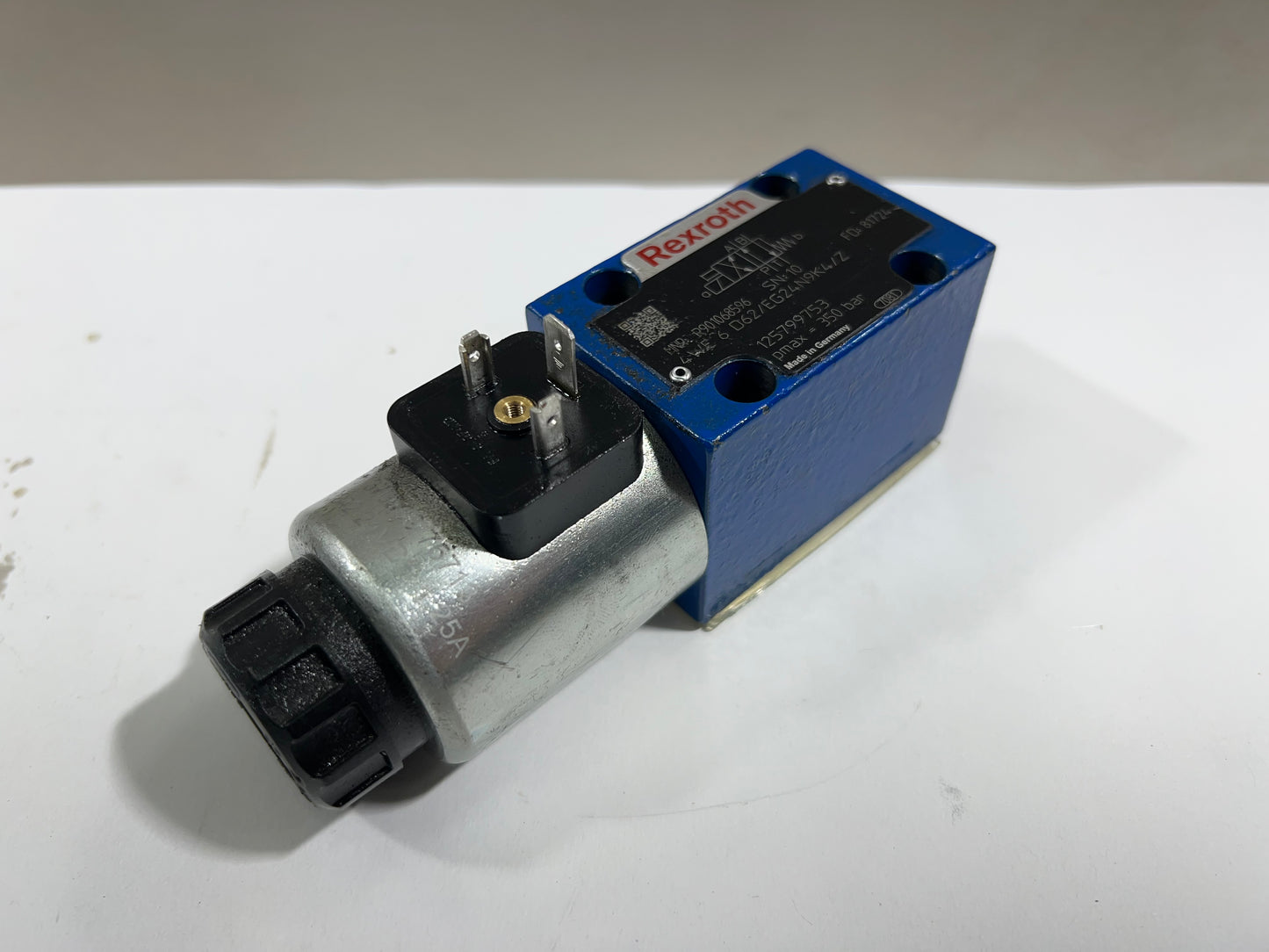 Rexroth R983030813 Bosch Directional Control Solenoid Valve 4WE6D62/EG24N9K4