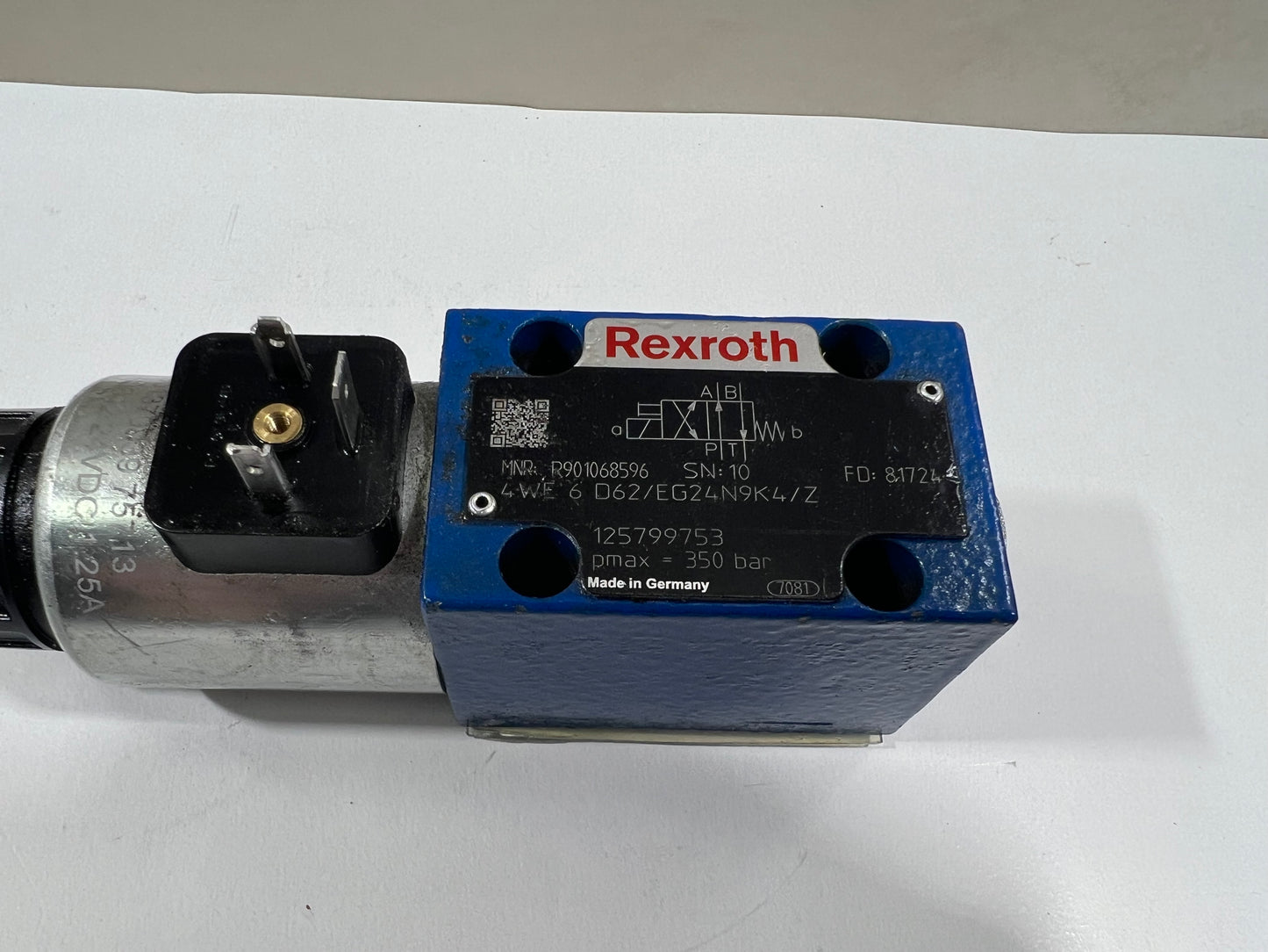 Rexroth R983030813 Bosch Directional Control Solenoid Valve 4WE6D62/EG24N9K4