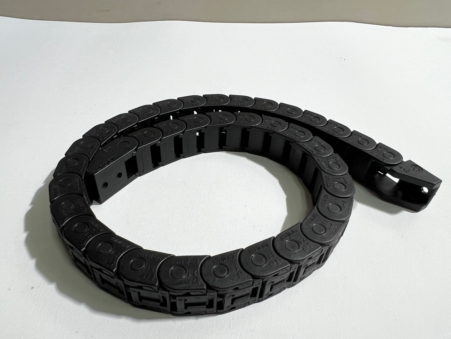 Igus 047.10.038 Energy Chain Cable Carrier – Lot of 37 Pieces