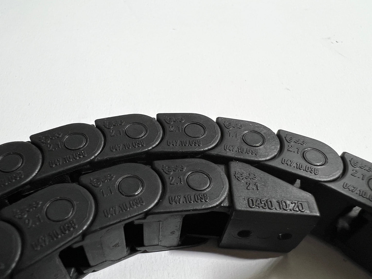 Igus 047.10.038 Energy Chain Cable Carrier – Lot of 42pcs