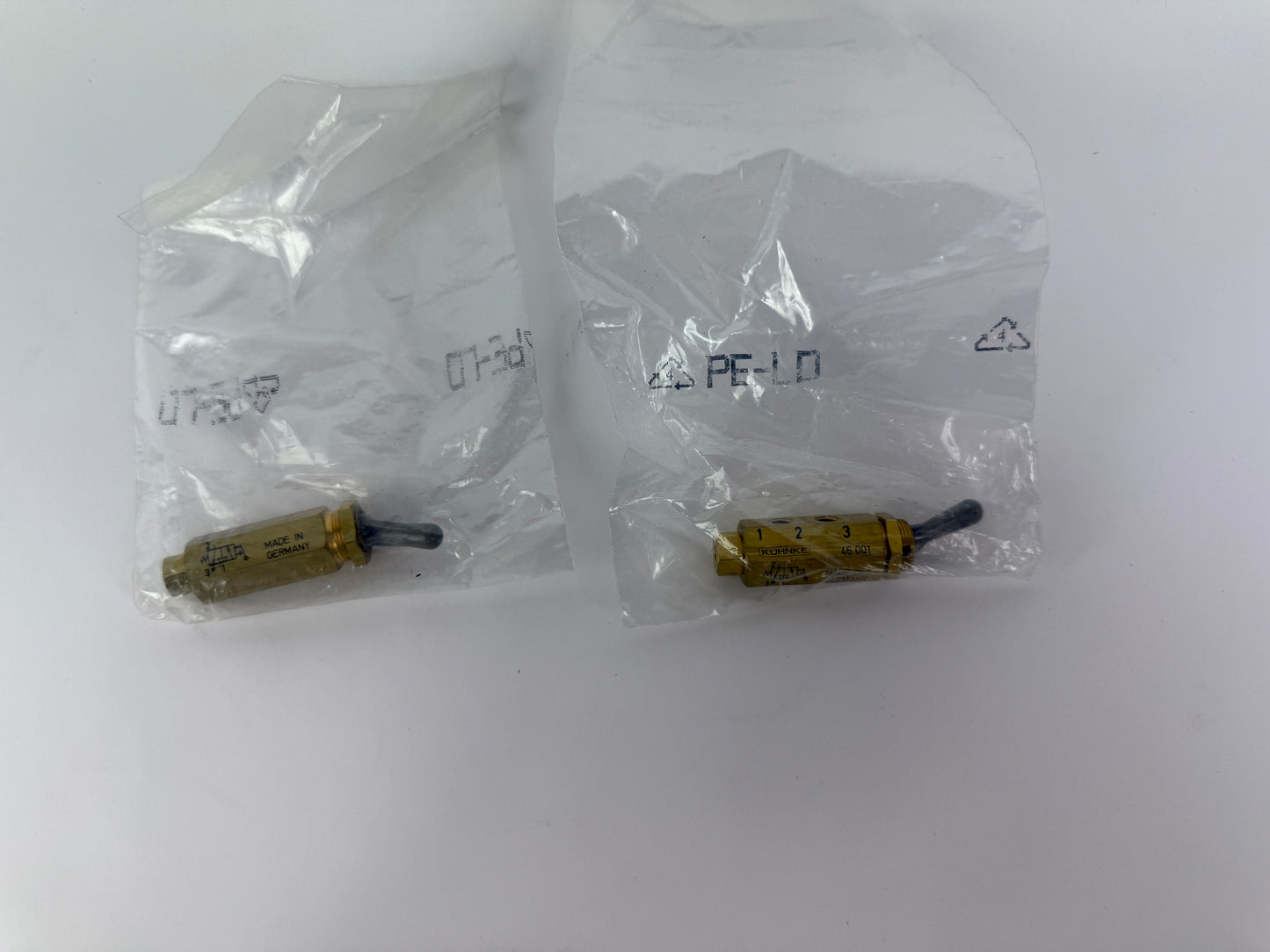 1x Kuhnke 46.001 Pneumatic 3/2 Way NC Seat Valve Manual Lever 0-12 Bar