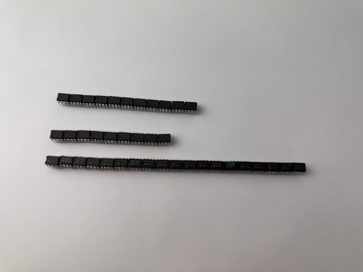 STMicroelectronics Intelligent Power Switch IC Lot 39pcs – 11x R602 1897RDP, 9x R604 1897RDP, 19x TDE1897ADP