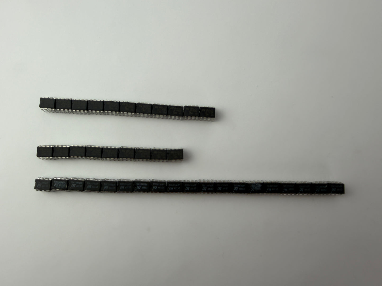 STMicroelectronics Intelligent Power Switch IC Lot 39pcs – 11x R602 1897RDP, 9x R604 1897RDP, 19x TDE1897ADP