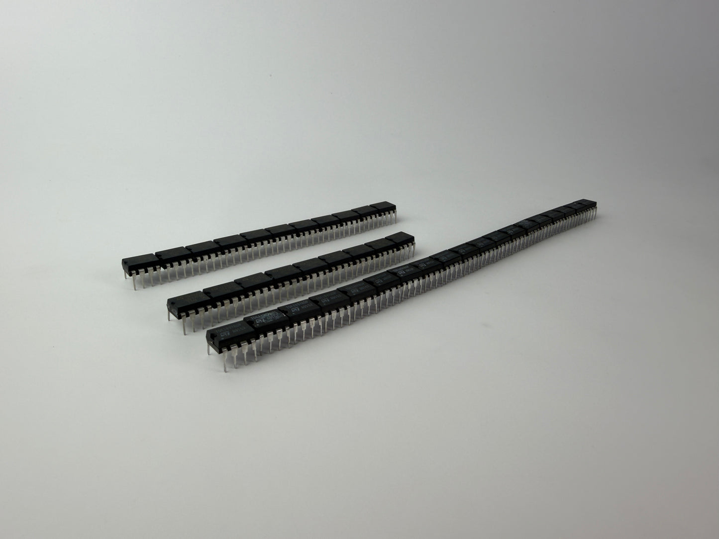 STMicroelectronics Intelligent Power Switch IC Lot 39pcs – 11x R602 1897RDP, 9x R604 1897RDP, 19x TDE1897ADP