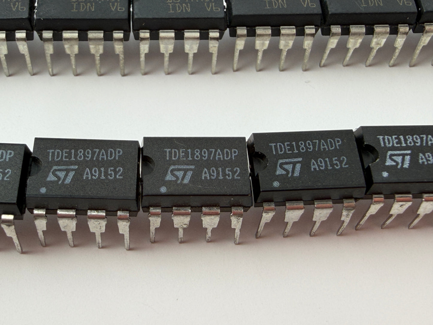 STMicroelectronics Intelligent Power Switch IC Lot 39pcs – 11x R602 1897RDP, 9x R604 1897RDP, 19x TDE1897ADP