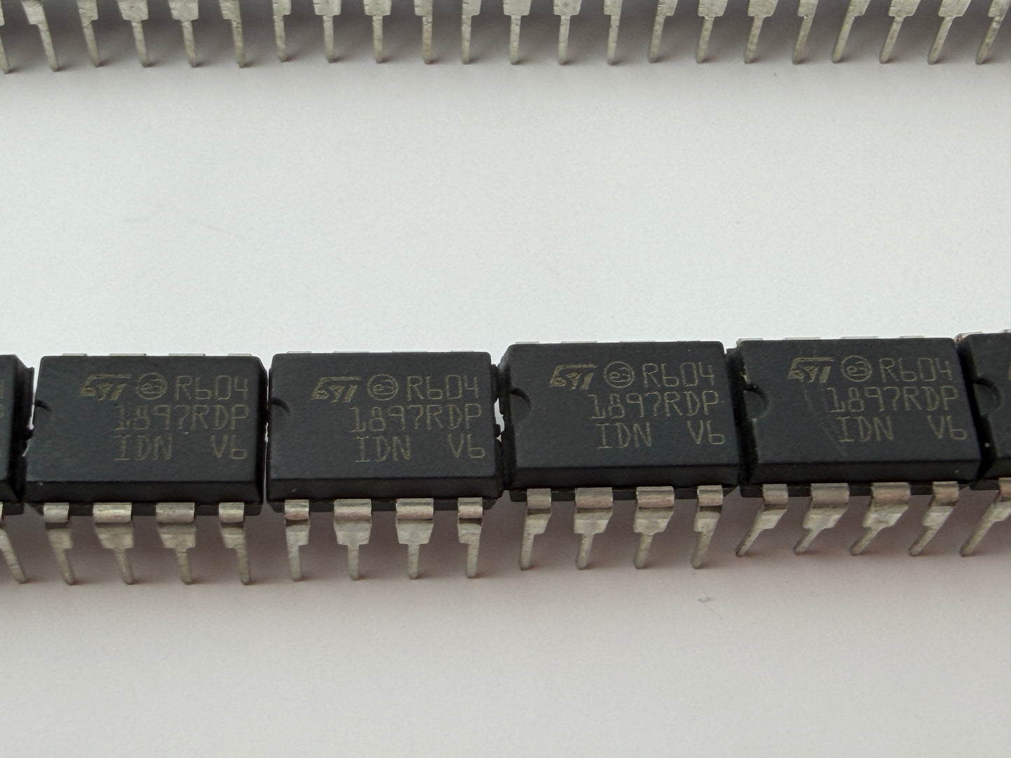 STMicroelectronics Intelligent Power Switch IC Lot 39pcs – 11x R602 1897RDP, 9x R604 1897RDP, 19x TDE1897ADP