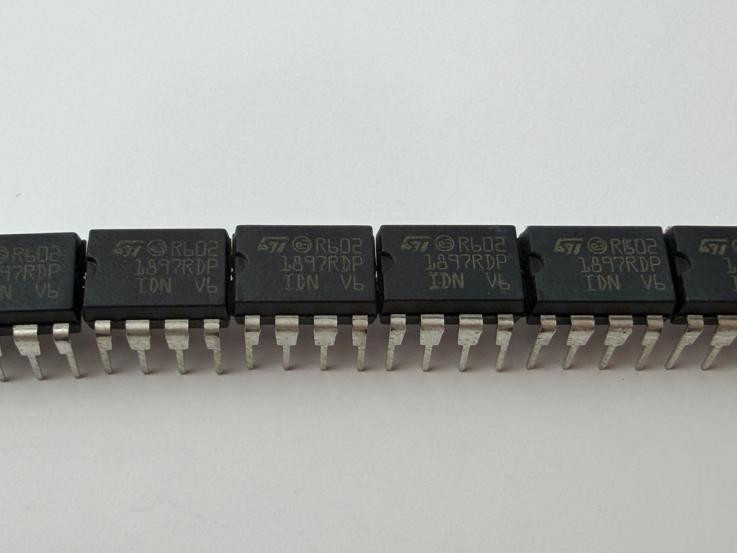 STMicroelectronics Intelligent Power Switch IC Lot 39pcs – 11x R602 1897RDP, 9x R604 1897RDP, 19x TDE1897ADP