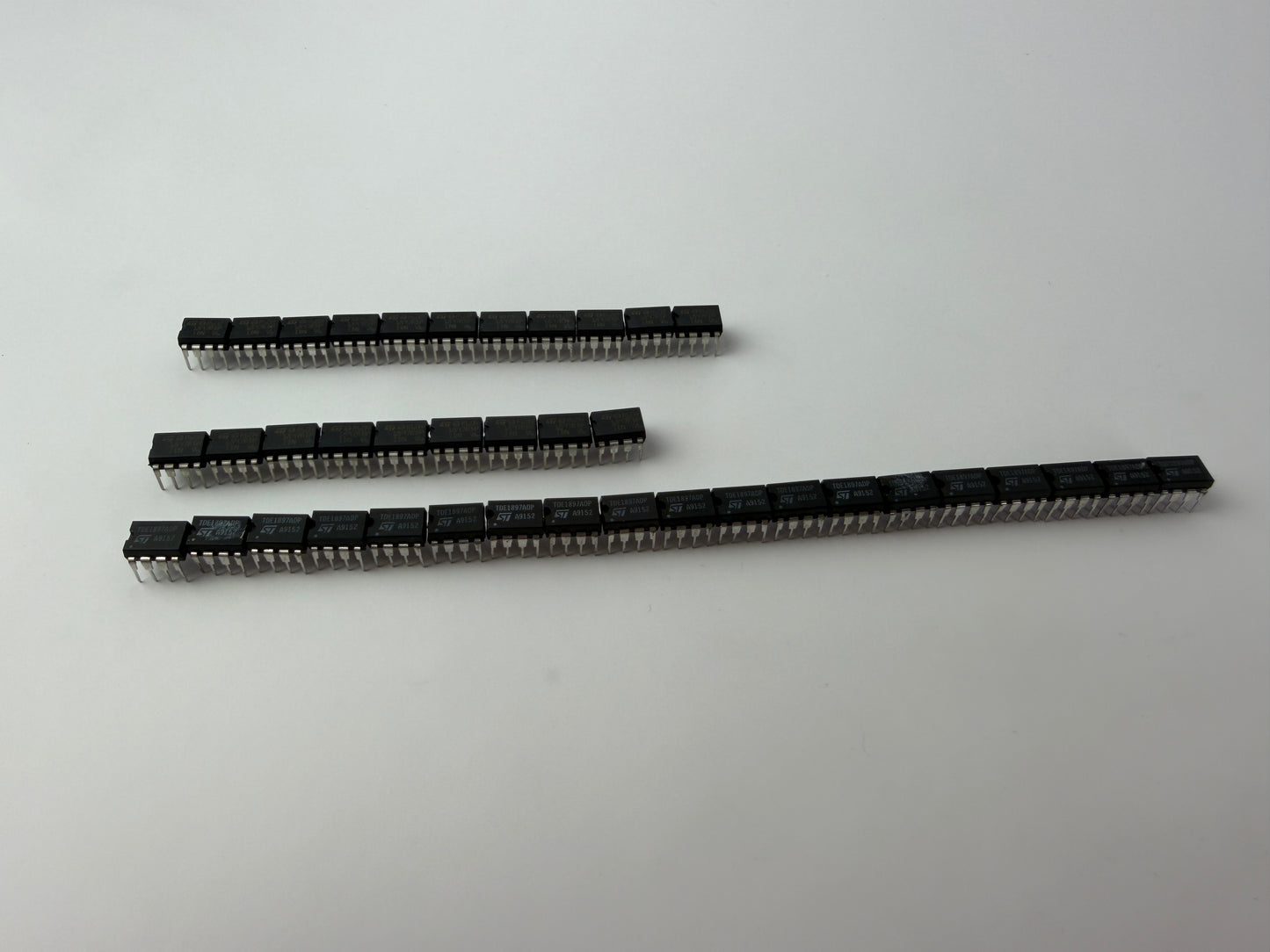 STMicroelectronics Intelligent Power Switch IC Lot 39pcs – 11x R602 1897RDP, 9x R604 1897RDP, 19x TDE1897ADP