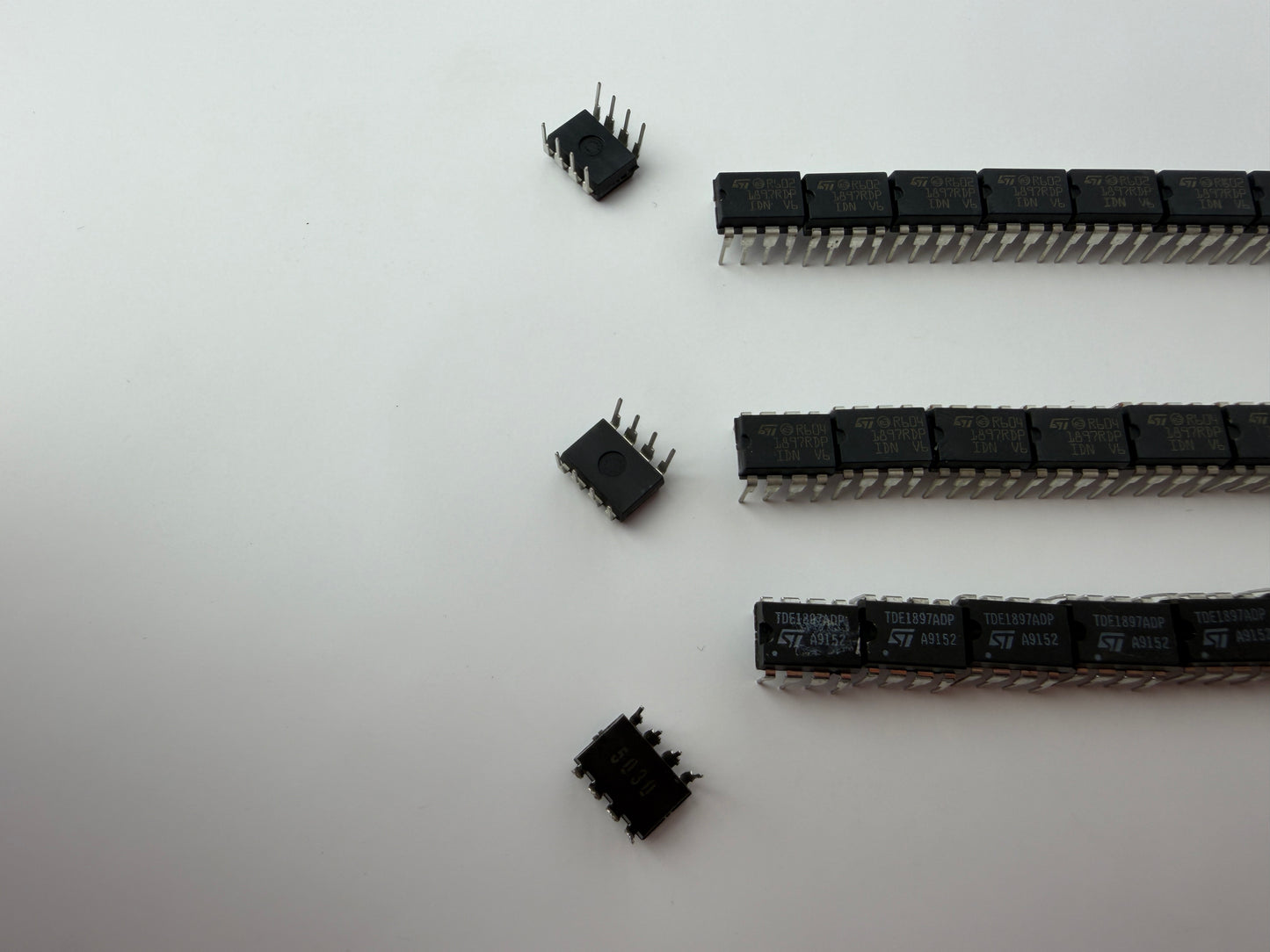 STMicroelectronics Intelligent Power Switch IC Lot 39pcs – 11x R602 1897RDP, 9x R604 1897RDP, 19x TDE1897ADP