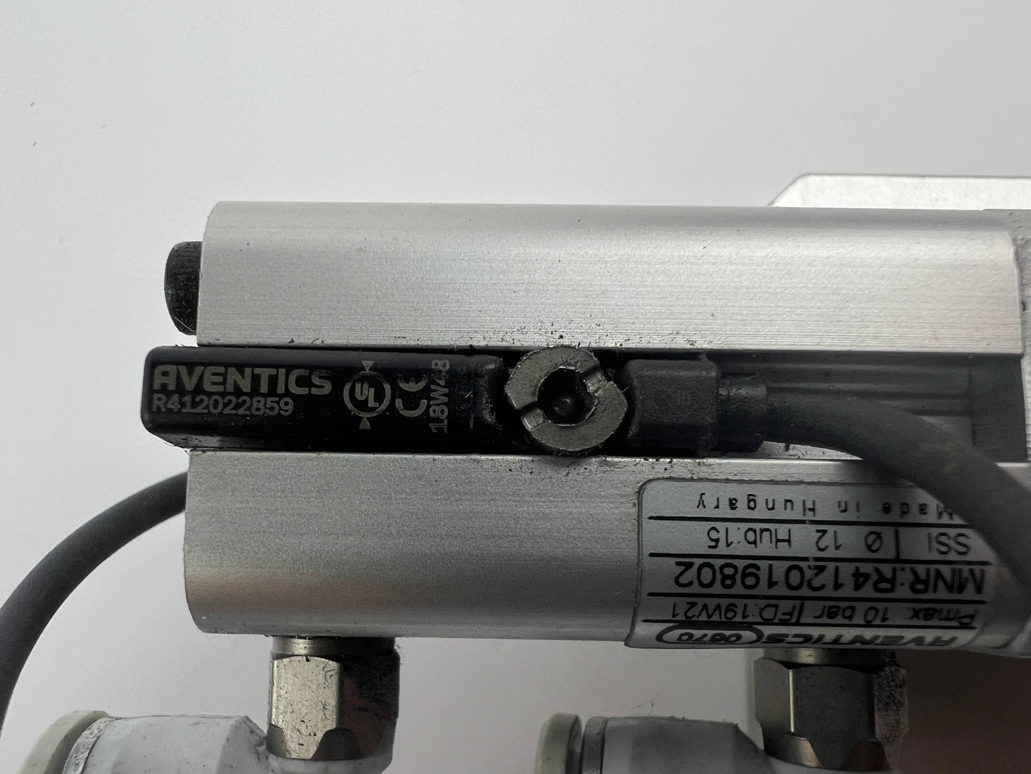1x Aventics R412019802 SSI Short-Stroke Cylinder + 2x R412022873 Sensors