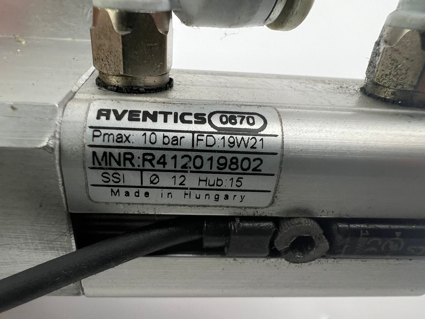 1x Aventics R412019802 SSI Short-Stroke Cylinder + 2x R412022873 Sensors
