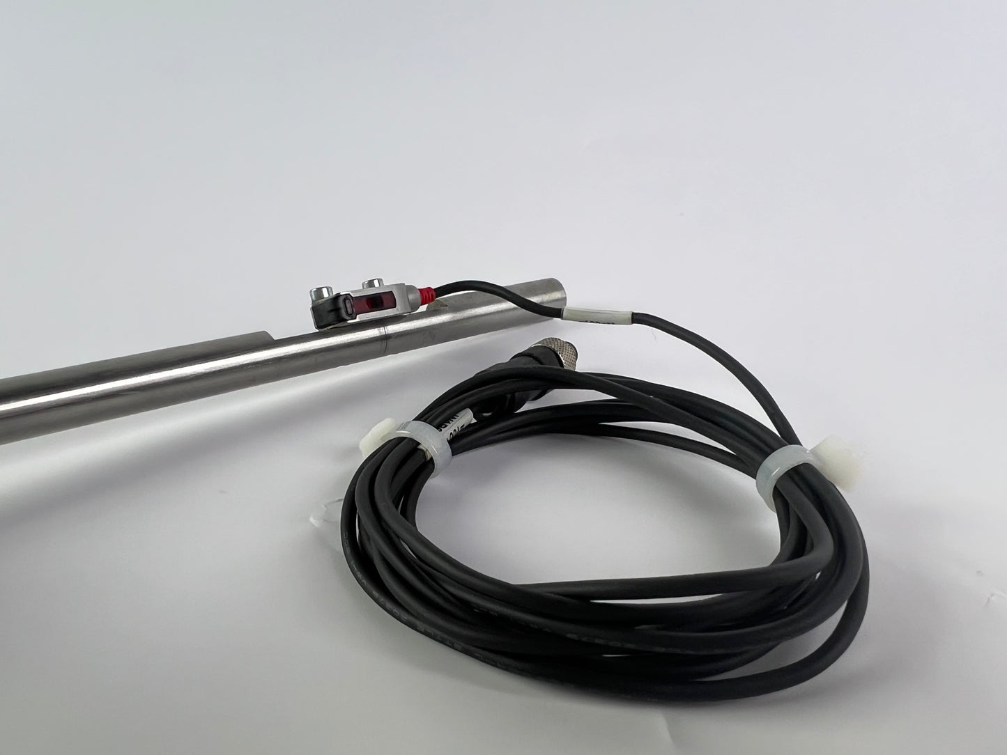 1x Keyence PR-M51P3 Photoelectric Sensor + 200cm Cable + Metal Mounting Stand