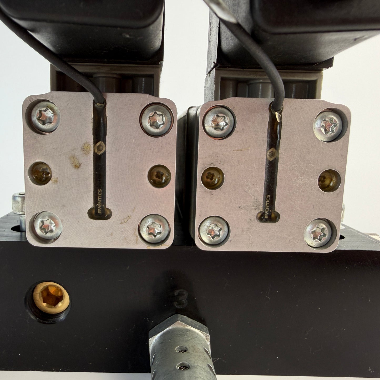 AVENTICS Dual 5/2 Directional Valve R422 002 577 w/ Island R422 003 624 Sensors Coils