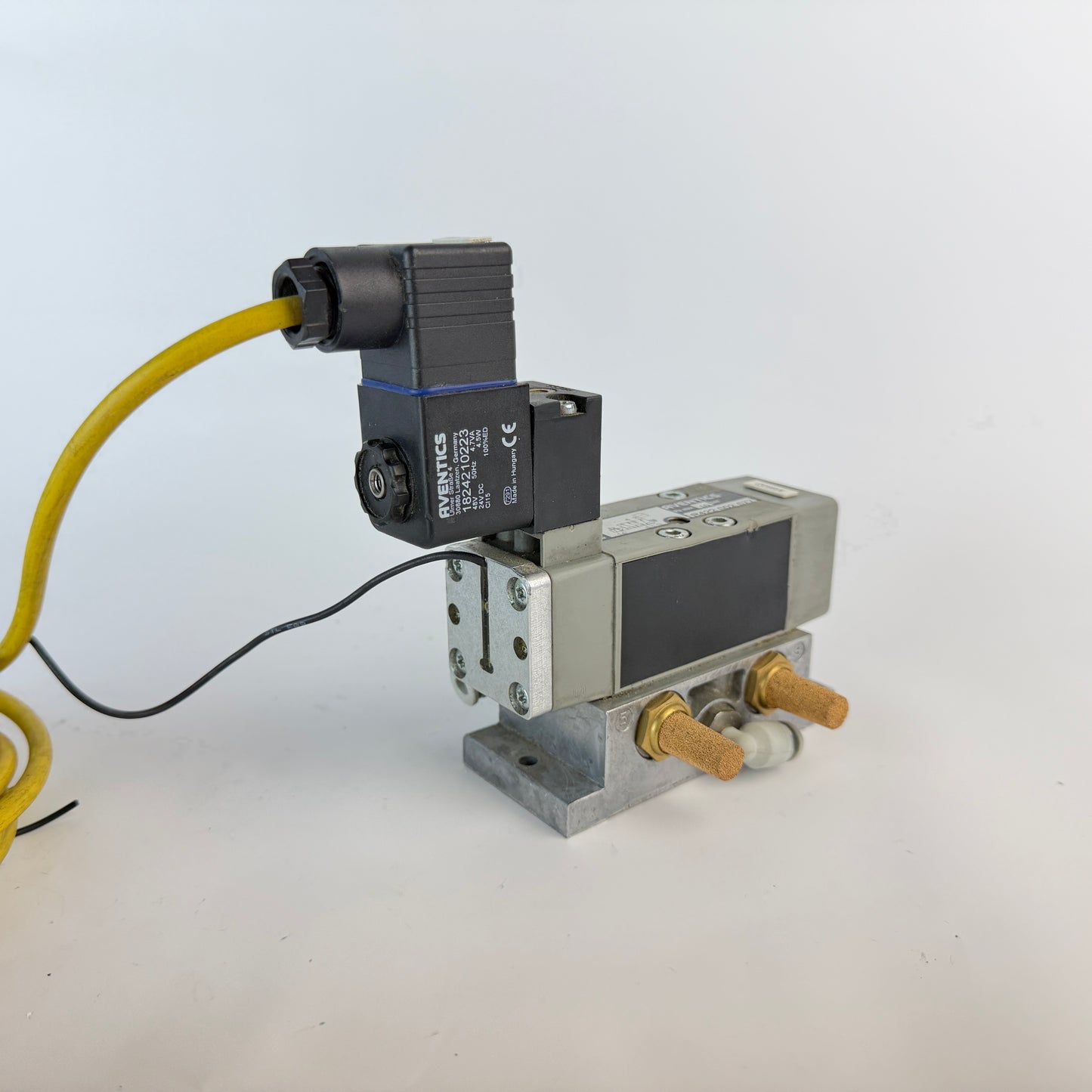 AVENTICS R422 002 577 Pneumatic Valve w/ Coil 1824210223 Sensor 275cm Cable