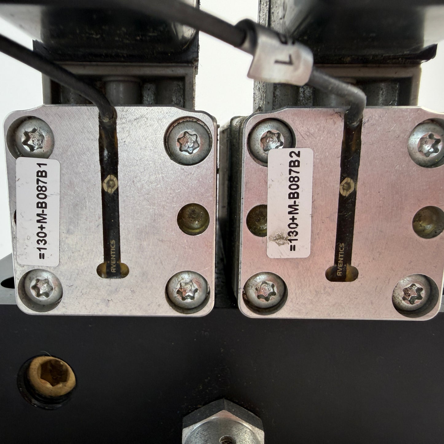 AVENTICS Dual 5/2 Pneumatic Valves R422 102 677 Valve Island R422 003 622 Sensors